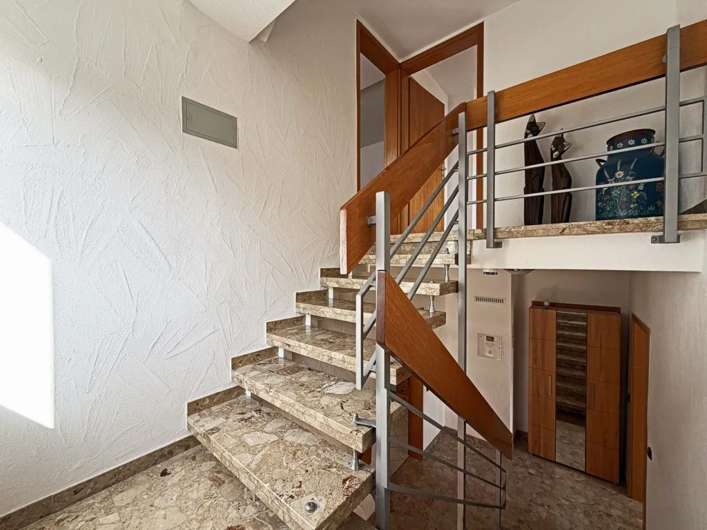 Immobilienangebot - Frickenhausen / Tischardt - Alle - Glücksgriff für Familien und Schrauber. 
8 Zimmer auf 149 m². Plus 251 m² Fläche.
2 große Garagen.