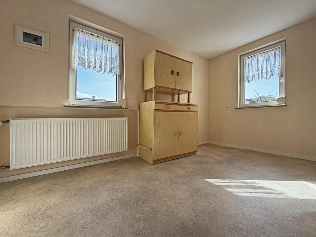 Immobilienangebot - Frickenhausen / Tischardt - Alle - Glücksgriff für Familien und Schrauber. 
8 Zimmer auf 149 m². Plus 251 m² Fläche.
2 große Garagen.