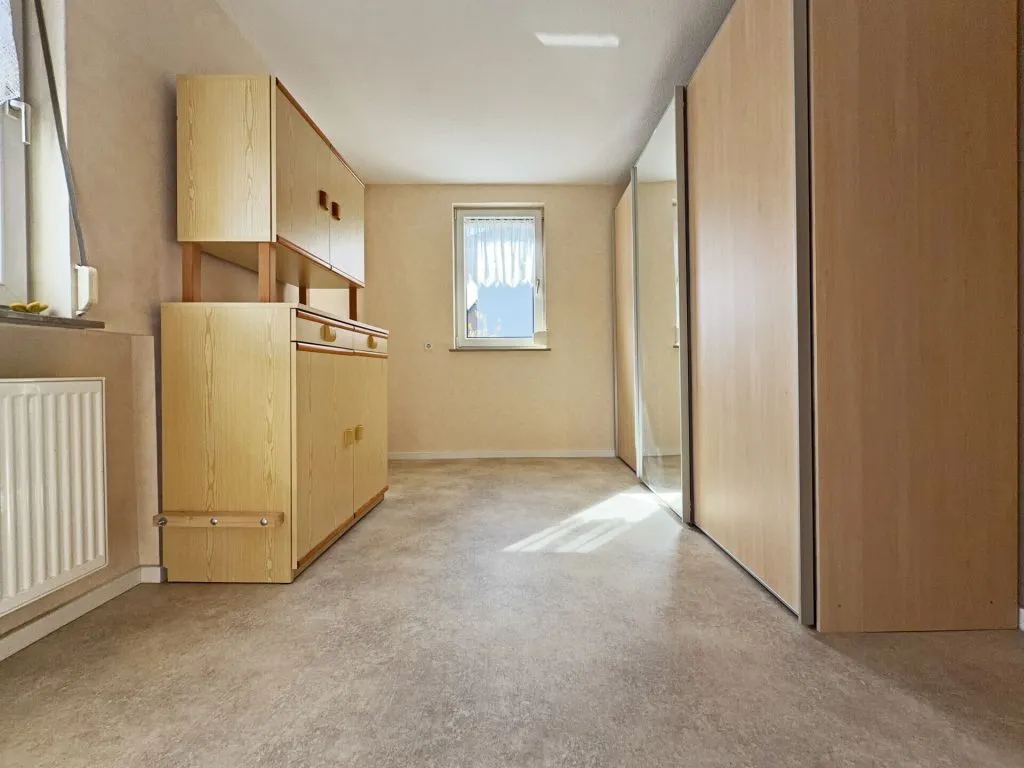 Immobilienangebot - Frickenhausen / Tischardt - Alle - Glücksgriff für Familien und Schrauber. 
8 Zimmer auf 149 m². Plus 251 m² Fläche.
2 große Garagen.