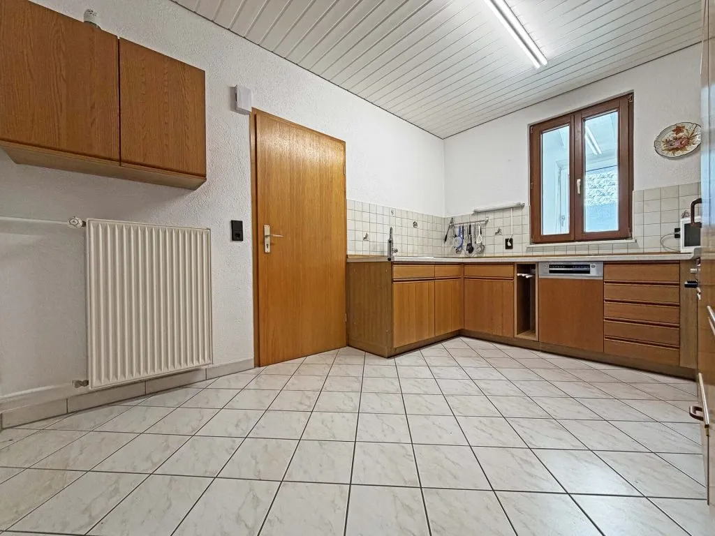 Immobilienangebot - Frickenhausen / Tischardt - Alle - Glücksgriff für Familien und Schrauber. 
8 Zimmer auf 149 m². Plus 251 m² Fläche.
2 große Garagen.