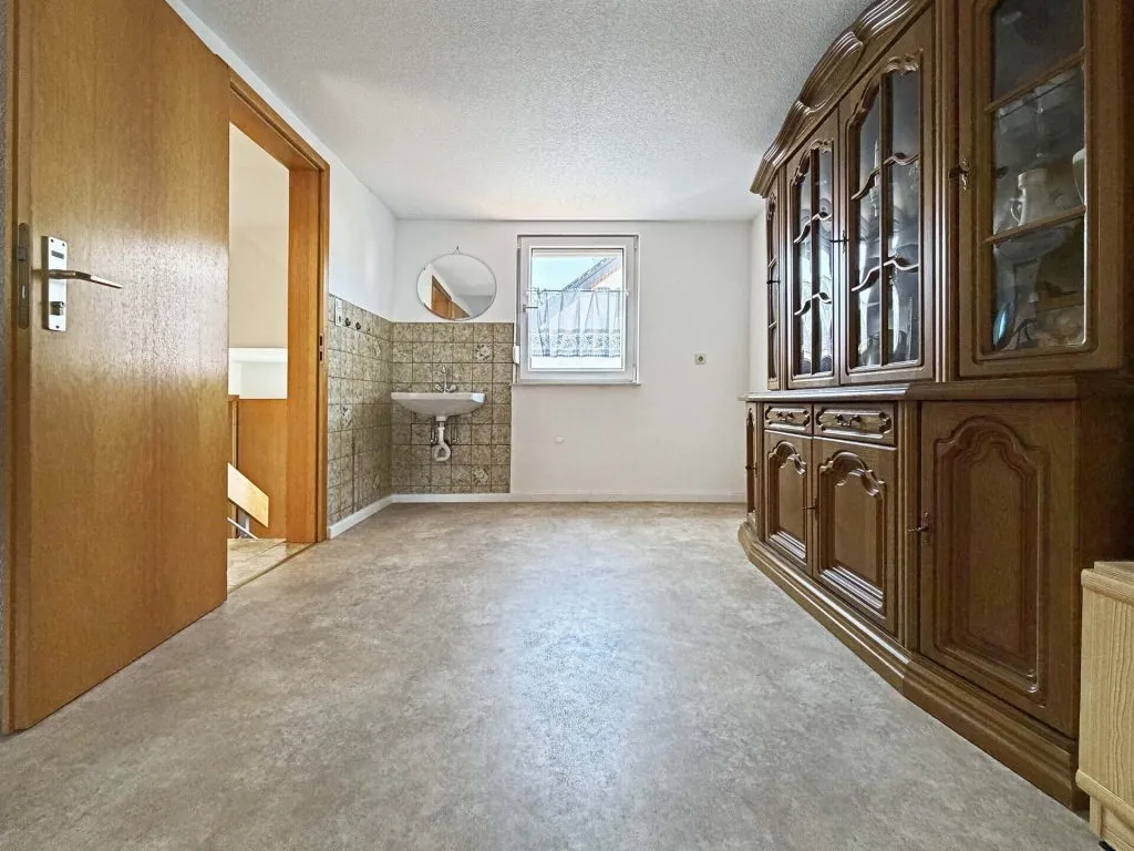 Immobilienangebot - Frickenhausen / Tischardt - Alle - Glücksgriff für Familien und Schrauber. 
8 Zimmer auf 149 m². Plus 251 m² Fläche.
2 große Garagen.