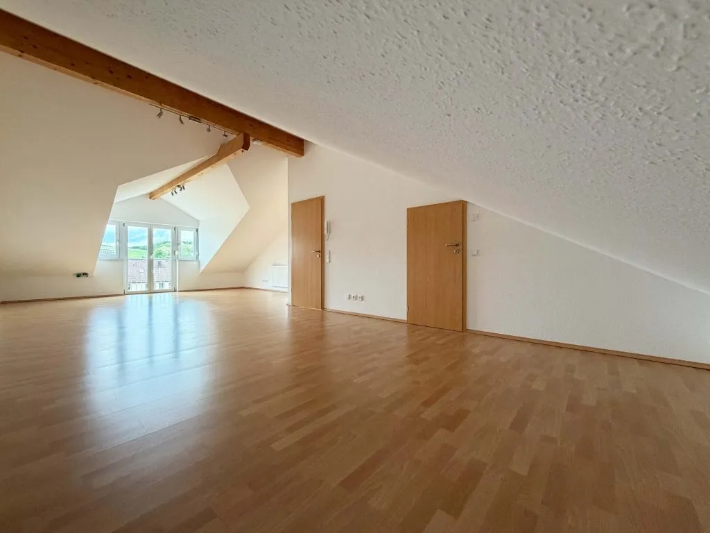 Immobilienangebot - Villingendorf - Alle - Herzensheimat für Familien. 5 moderne Zimmer
auf 132 m². TOP-Energiewerte. Eigener Garten &
Carport.