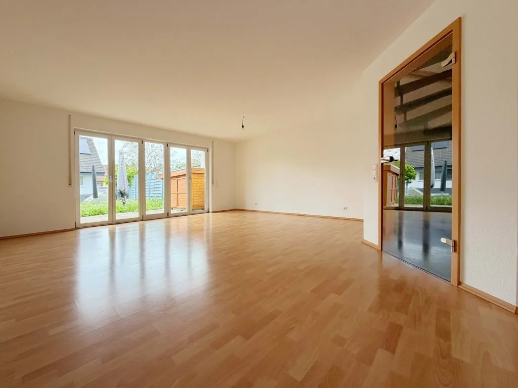 Immobilienangebot - Villingendorf - Alle - Herzensheimat für Familien. 5 moderne Zimmer
auf 132 m². TOP-Energiewerte. Eigener Garten &
Carport.