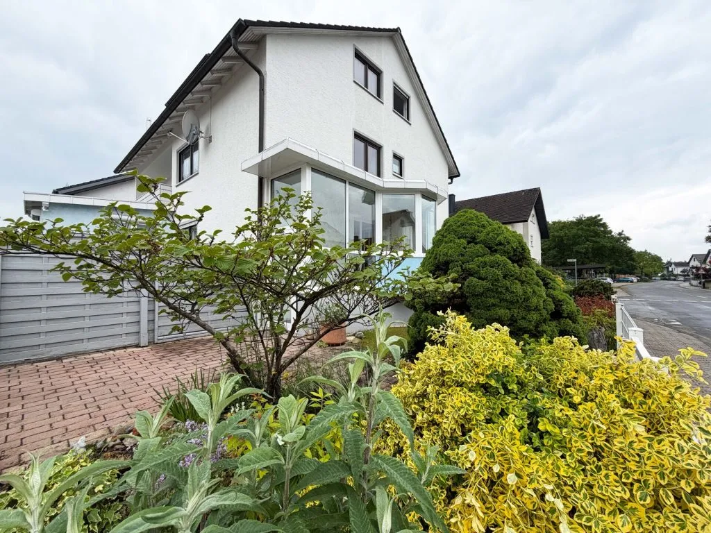 Immobilienangebot - Stutensee / Staffort - Alle - Vier Wände - ein Volltreffer. Schönes Zuhause.
3 Wohnungen. 10 Zimmer auf 241 m². Garten
& Garagen.