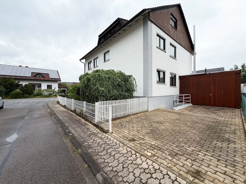 Immobilienangebot - Stutensee / Staffort - Alle - Vier Wände - ein Volltreffer. Schönes Zuhause.
3 Wohnungen. 10 Zimmer auf 241 m². Garten
& Garagen.