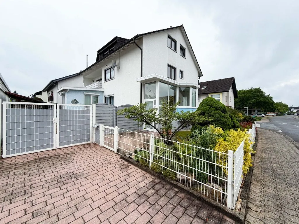 Immobilienangebot - Stutensee / Staffort - Alle - Vier Wände - ein Volltreffer. Schönes Zuhause.
3 Wohnungen. 10 Zimmer auf 241 m². Garten
& Garagen.
