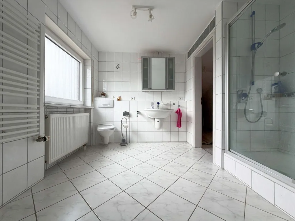 Immobilienangebot - Stutensee / Staffort - Alle - Vier Wände - ein Volltreffer. Schönes Zuhause.
3 Wohnungen. 10 Zimmer auf 241 m². Garten
& Garagen.