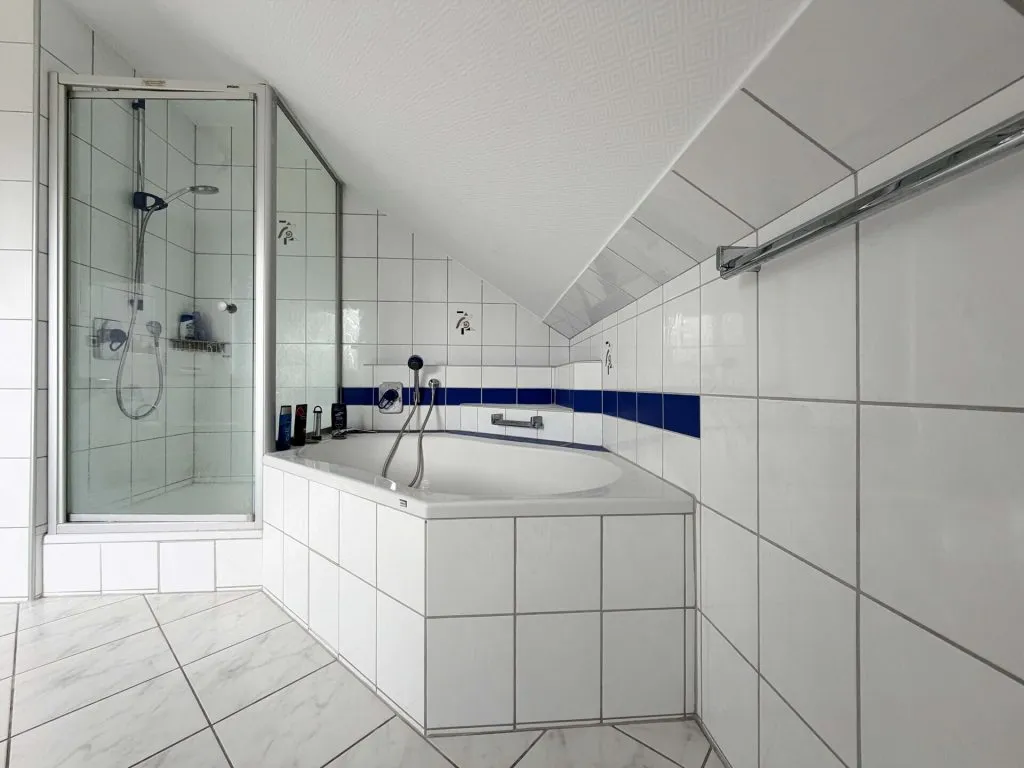Immobilienangebot - Stutensee / Staffort - Alle - Vier Wände - ein Volltreffer. Schönes Zuhause.
3 Wohnungen. 10 Zimmer auf 241 m². Garten
& Garagen.