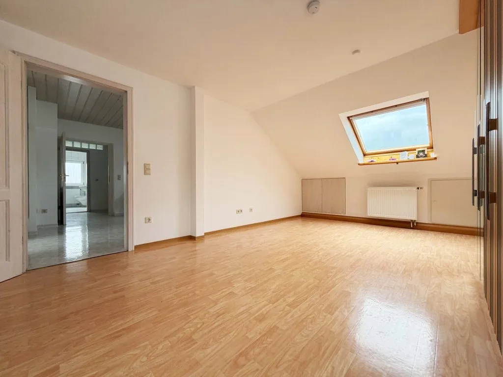 Immobilienangebot - Stutensee / Staffort - Alle - Vier Wände - ein Volltreffer. Schönes Zuhause.
3 Wohnungen. 10 Zimmer auf 241 m². Garten
& Garagen.