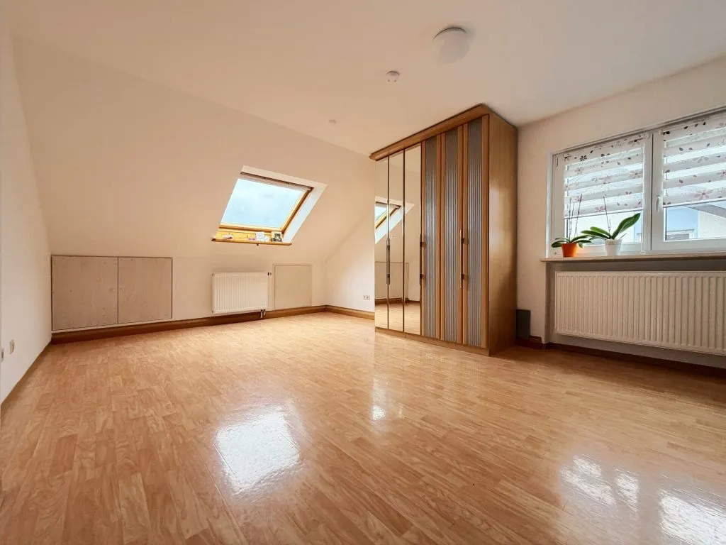 Immobilienangebot - Stutensee / Staffort - Alle - Vier Wände - ein Volltreffer. Schönes Zuhause.
3 Wohnungen. 10 Zimmer auf 241 m². Garten
& Garagen.