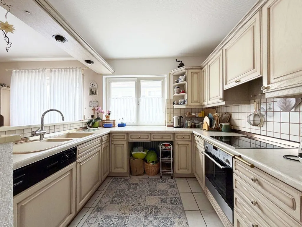 Immobilienangebot - Stutensee / Staffort - Alle - Vier Wände - ein Volltreffer. Schönes Zuhause.
3 Wohnungen. 10 Zimmer auf 241 m². Garten
& Garagen.