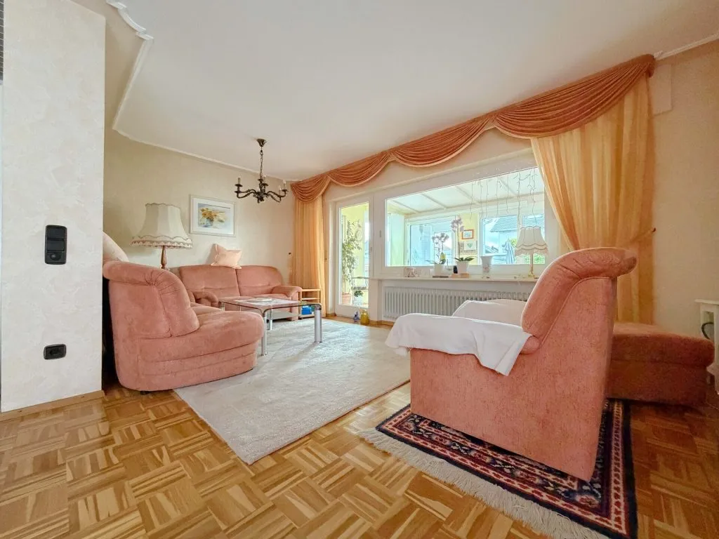 Immobilienangebot - Stutensee / Staffort - Alle - Vier Wände - ein Volltreffer. Schönes Zuhause.
3 Wohnungen. 10 Zimmer auf 241 m². Garten
& Garagen.