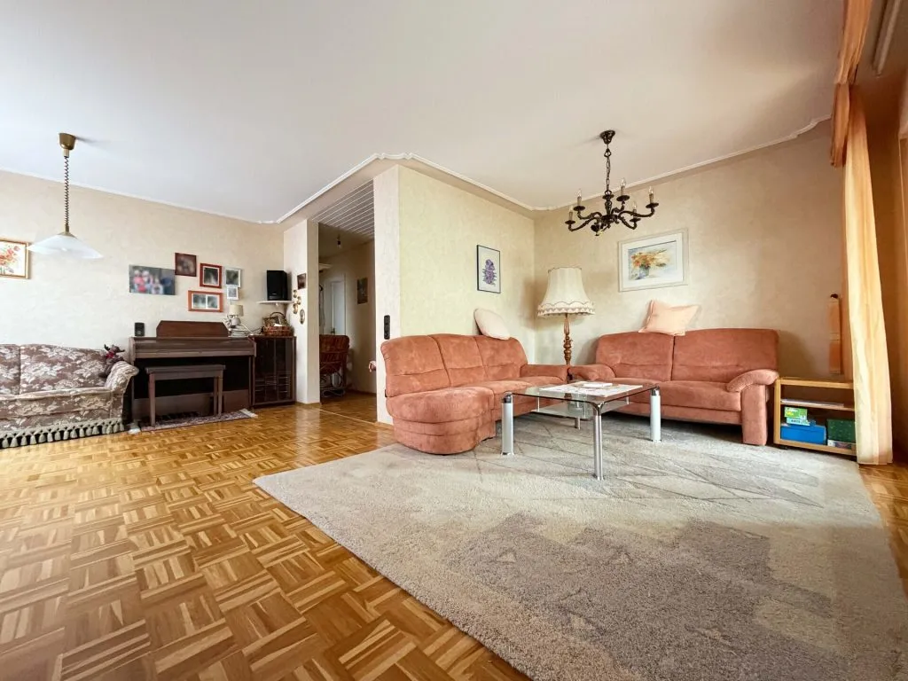 Immobilienangebot - Stutensee / Staffort - Alle - Vier Wände - ein Volltreffer. Schönes Zuhause.
3 Wohnungen. 10 Zimmer auf 241 m². Garten
& Garagen.