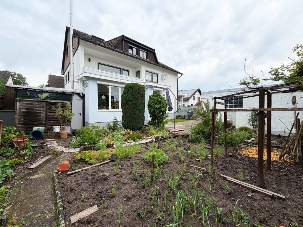 Immobilienangebot - Stutensee / Staffort - Alle - Vier Wände - ein Volltreffer. Schönes Zuhause.
3 Wohnungen. 10 Zimmer auf 241 m². Garten
& Garagen.