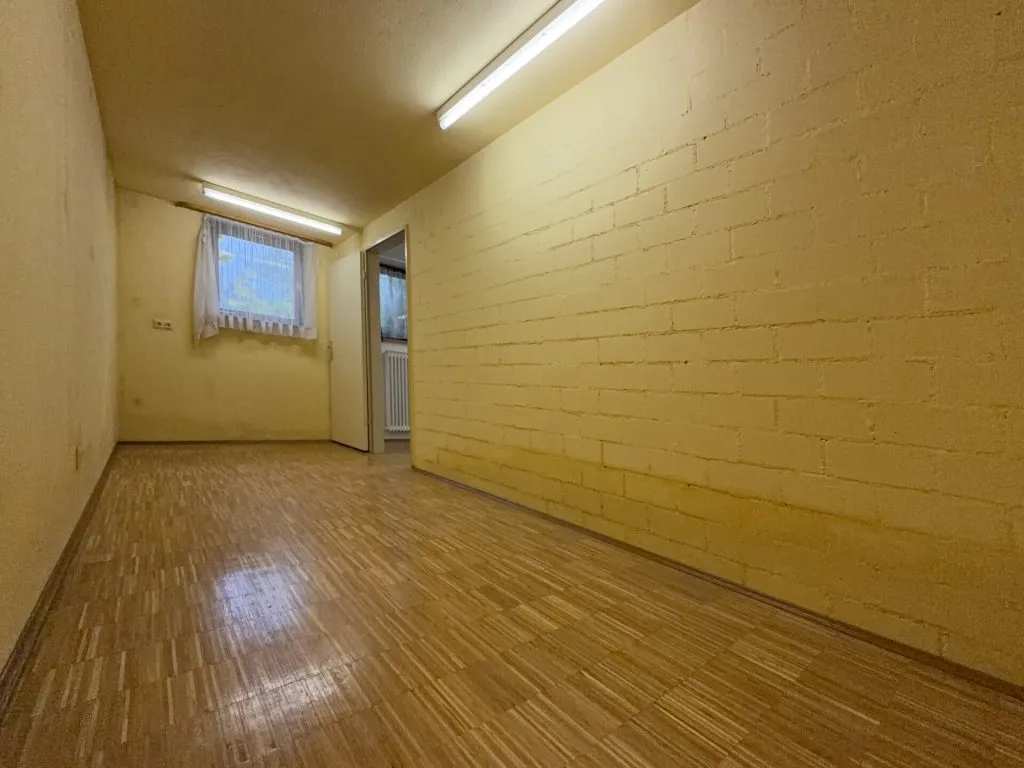 Immobilienangebot - Seitingen-Oberflacht - Alle - Besonderes Haus für besondere Ideen.
10 Zimmer auf 240 m². Mit Garten und
großen Garagen. TOP-Preis.