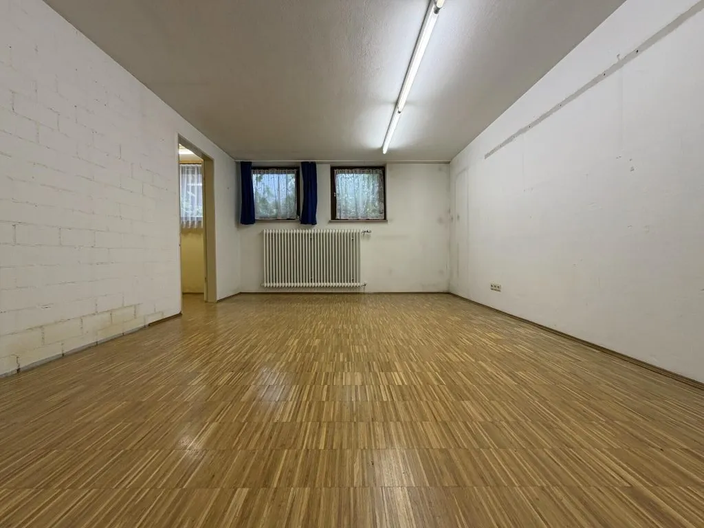 Immobilienangebot - Seitingen-Oberflacht - Alle - Besonderes Haus für besondere Ideen.
10 Zimmer auf 240 m². Mit Garten und
großen Garagen. TOP-Preis.