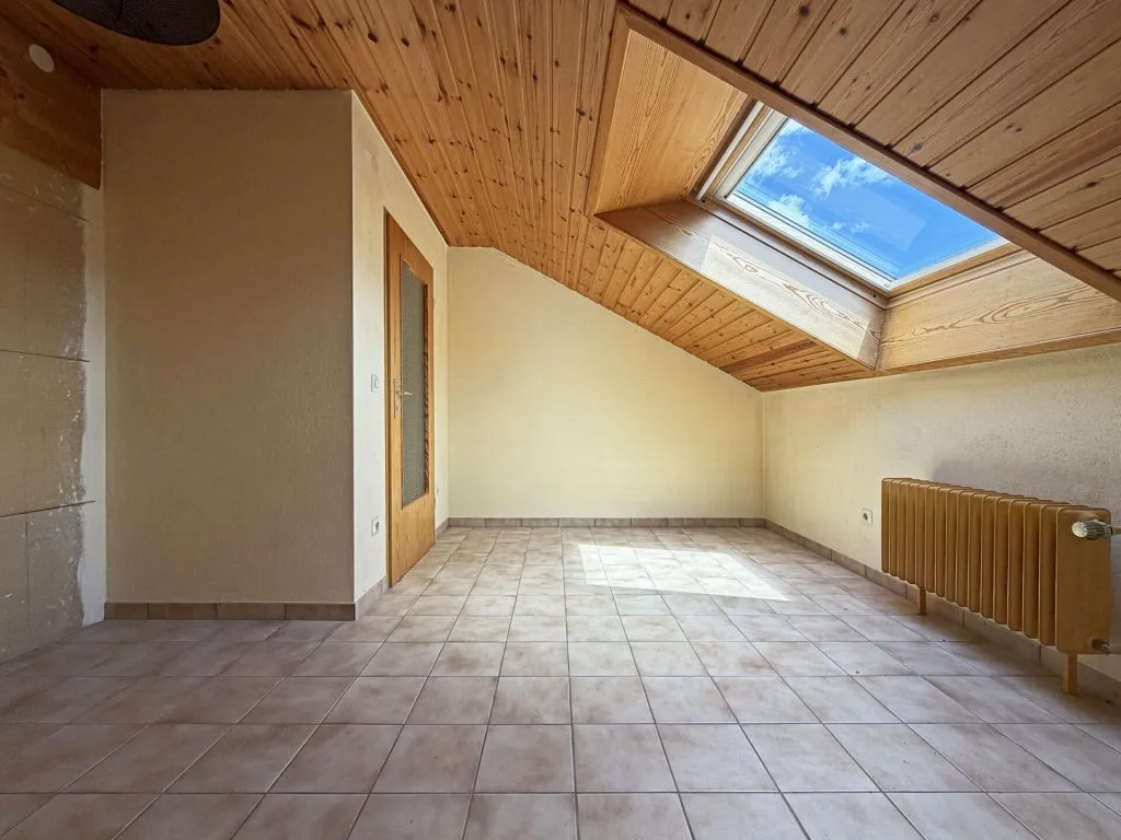 Immobilienangebot - Seitingen-Oberflacht - Alle - Besonderes Haus für besondere Ideen.
10 Zimmer auf 240 m². Mit Garten und
großen Garagen. TOP-Preis.