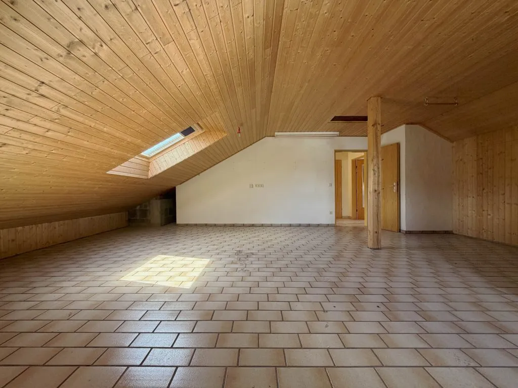 Immobilienangebot - Seitingen-Oberflacht - Alle - Besonderes Haus für besondere Ideen.
10 Zimmer auf 240 m². Mit Garten und
großen Garagen. TOP-Preis.