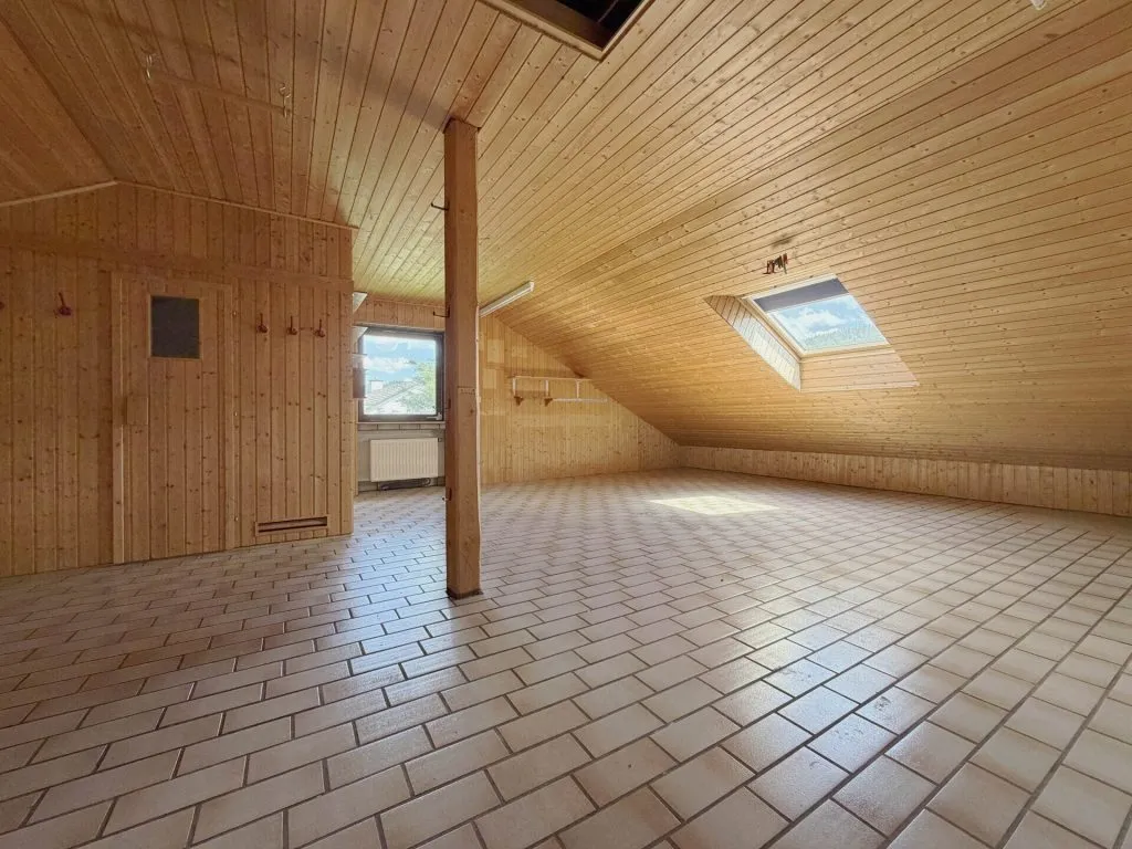 Immobilienangebot - Seitingen-Oberflacht - Alle - Besonderes Haus für besondere Ideen.
10 Zimmer auf 240 m². Mit Garten und
großen Garagen. TOP-Preis.