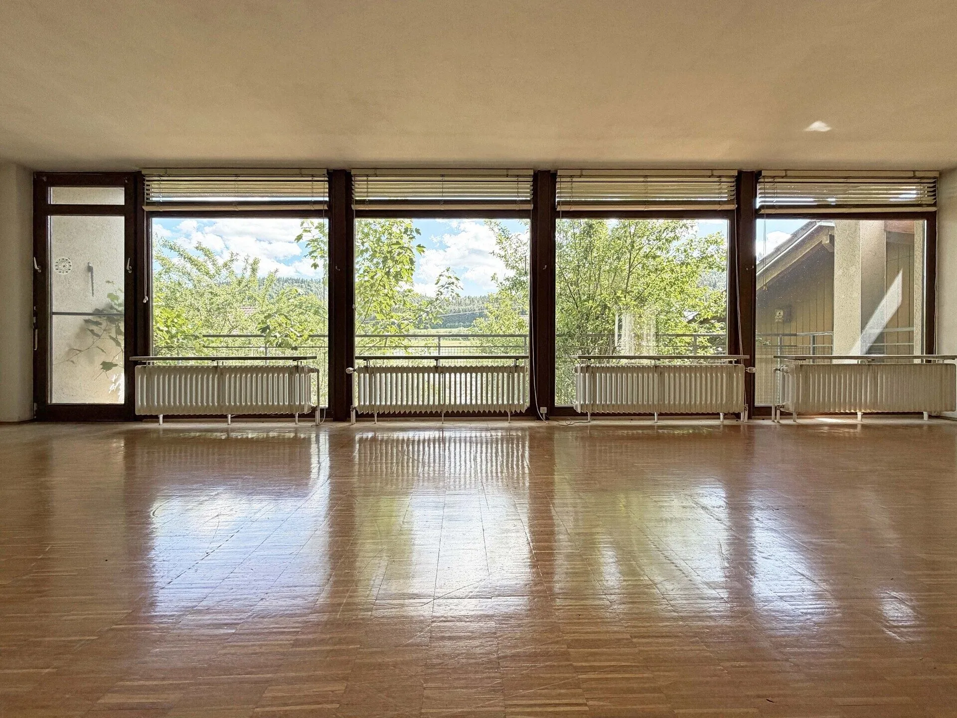 Immobilienangebot - Seitingen-Oberflacht - Alle - Besonderes Haus für besondere Ideen.
10 Zimmer auf 240 m². Mit Garten und
großen Garagen. TOP-Preis.