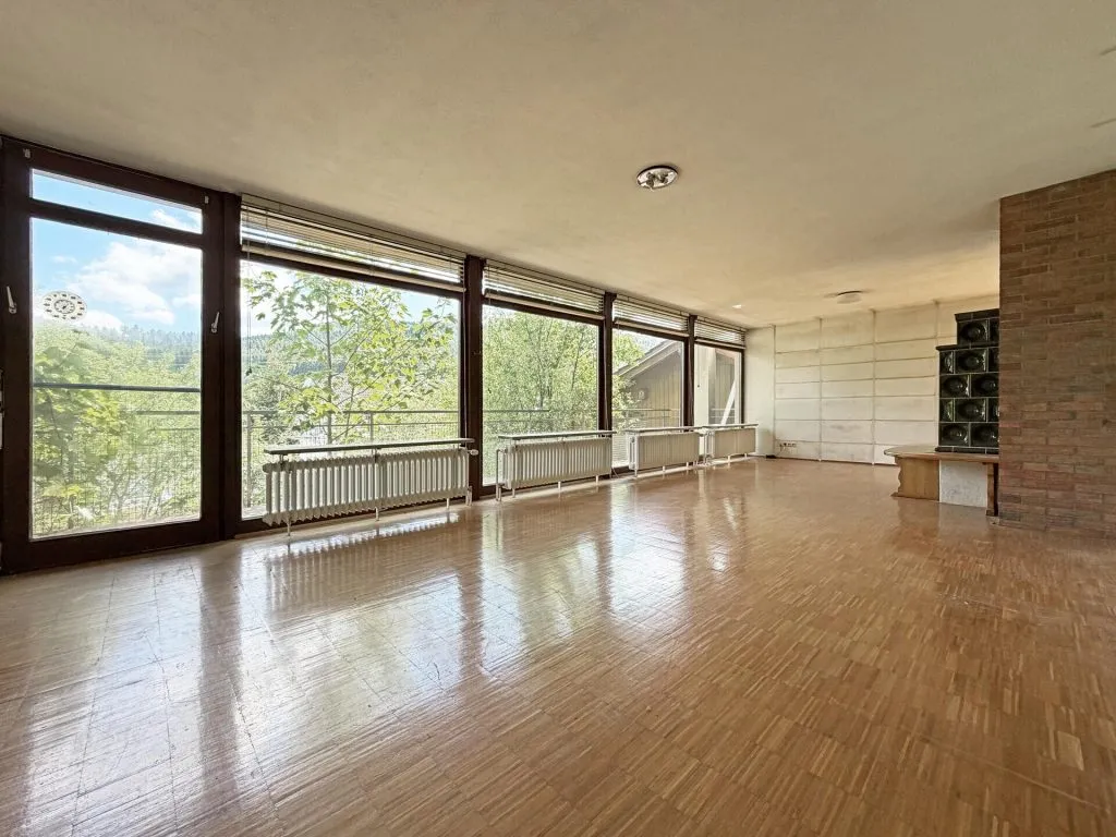 Immobilienangebot - Seitingen-Oberflacht - Alle - Besonderes Haus für besondere Ideen.
10 Zimmer auf 240 m². Mit Garten und
großen Garagen. TOP-Preis.