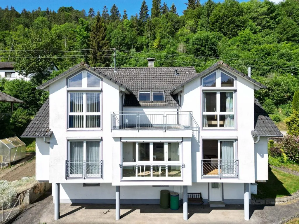 Immobilienangebot - Epfendorf - Alle - Sorry...leider reserviert. Familienhaus
mit 2 Wohnungen. 7 Zimmer. 183 m².
3 Garagen. WOW-Ausblick.