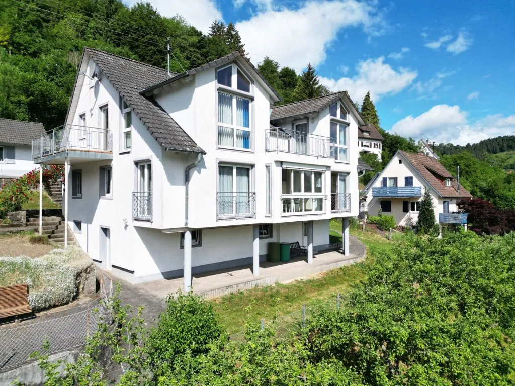 Immobilienangebot - Epfendorf - Alle - Sorry...leider reserviert. Familienhaus
mit 2 Wohnungen. 7 Zimmer. 183 m².
3 Garagen. WOW-Ausblick.