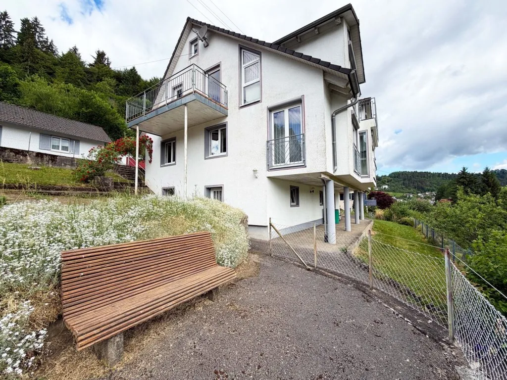 Immobilienangebot - Epfendorf - Alle - Sorry...leider reserviert. Familienhaus
mit 2 Wohnungen. 7 Zimmer. 183 m².
3 Garagen. WOW-Ausblick.