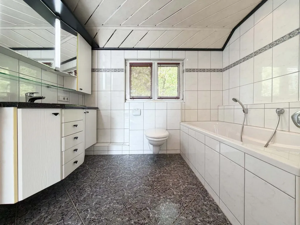 Immobilienangebot - Epfendorf - Alle - Sorry...leider reserviert. Familienhaus
mit 2 Wohnungen. 7 Zimmer. 183 m².
3 Garagen. WOW-Ausblick.