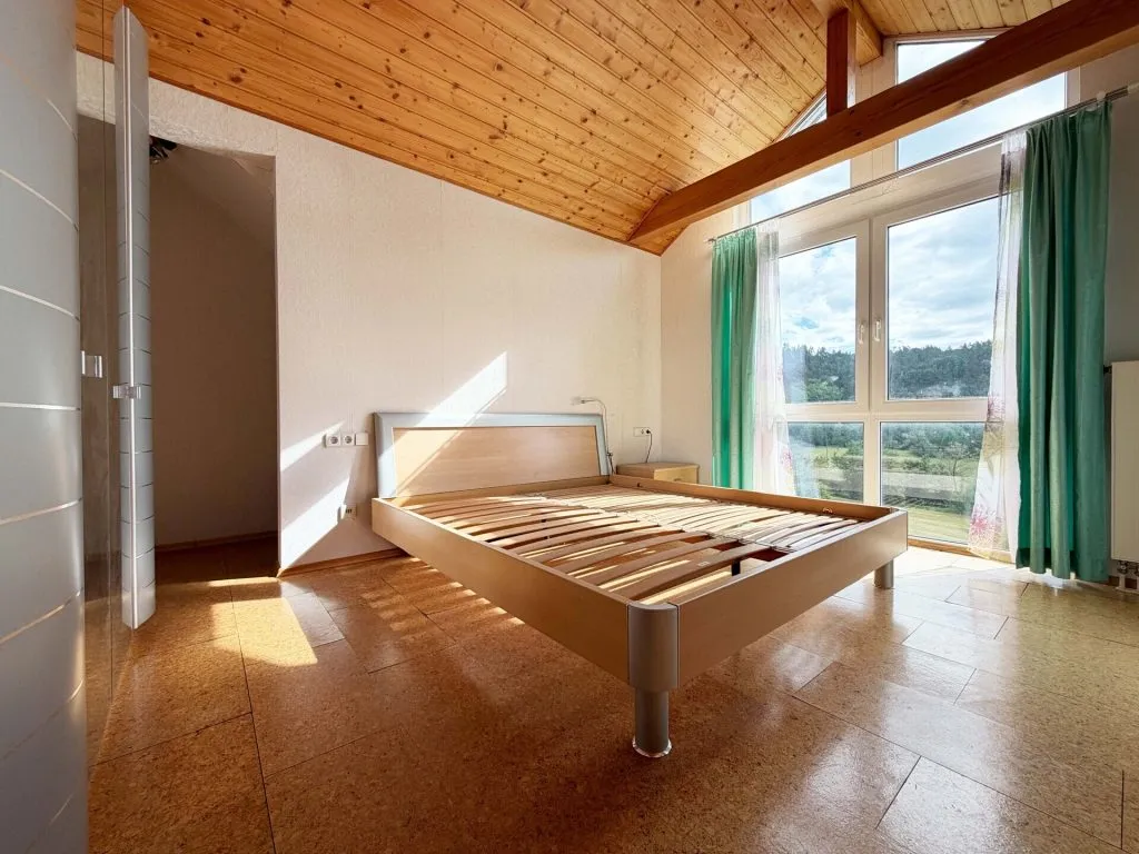 Immobilienangebot - Epfendorf - Alle - Sorry...leider reserviert. Familienhaus
mit 2 Wohnungen. 7 Zimmer. 183 m².
3 Garagen. WOW-Ausblick.