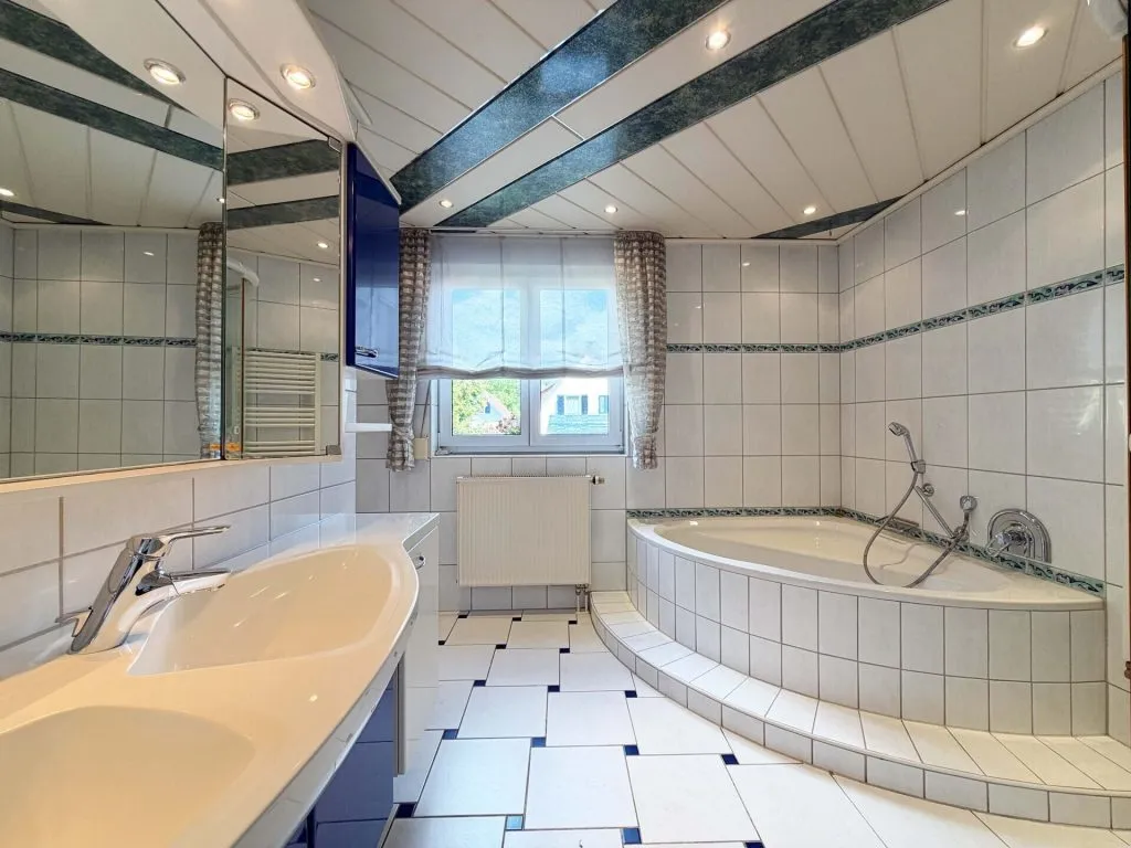 Immobilienangebot - Epfendorf - Alle - Sorry...leider reserviert. Familienhaus
mit 2 Wohnungen. 7 Zimmer. 183 m².
3 Garagen. WOW-Ausblick.