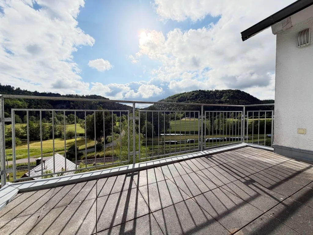 Immobilienangebot - Epfendorf - Alle - Sorry...leider reserviert. Familienhaus
mit 2 Wohnungen. 7 Zimmer. 183 m².
3 Garagen. WOW-Ausblick.