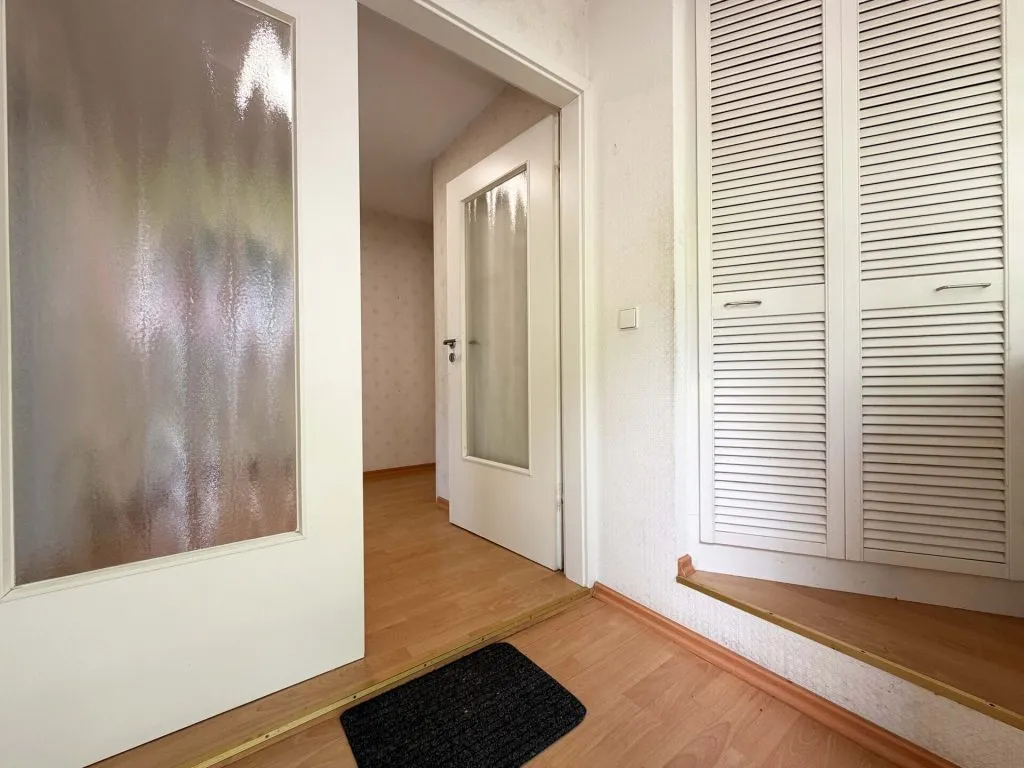 Immobilienangebot - Epfendorf - Alle - Sorry...leider reserviert. Familienhaus
mit 2 Wohnungen. 7 Zimmer. 183 m².
3 Garagen. WOW-Ausblick.