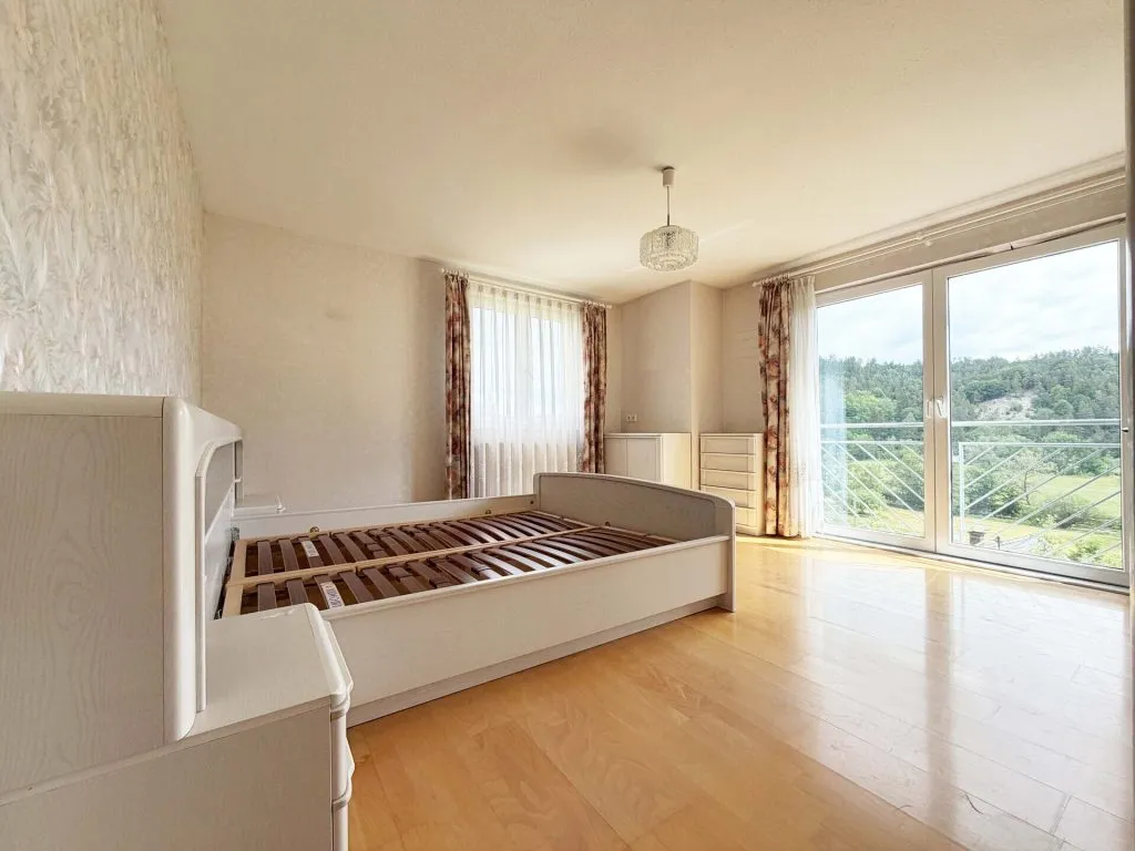 Immobilienangebot - Epfendorf - Alle - Sorry...leider reserviert. Familienhaus
mit 2 Wohnungen. 7 Zimmer. 183 m².
3 Garagen. WOW-Ausblick.