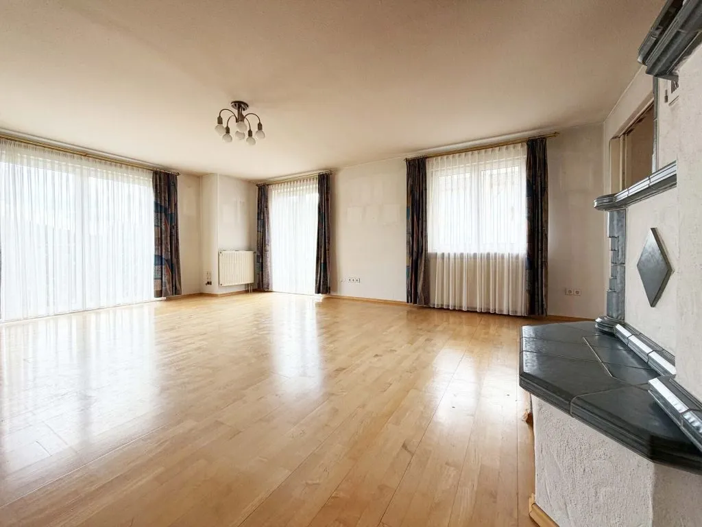 Immobilienangebot - Epfendorf - Alle - Sorry...leider reserviert. Familienhaus
mit 2 Wohnungen. 7 Zimmer. 183 m².
3 Garagen. WOW-Ausblick.