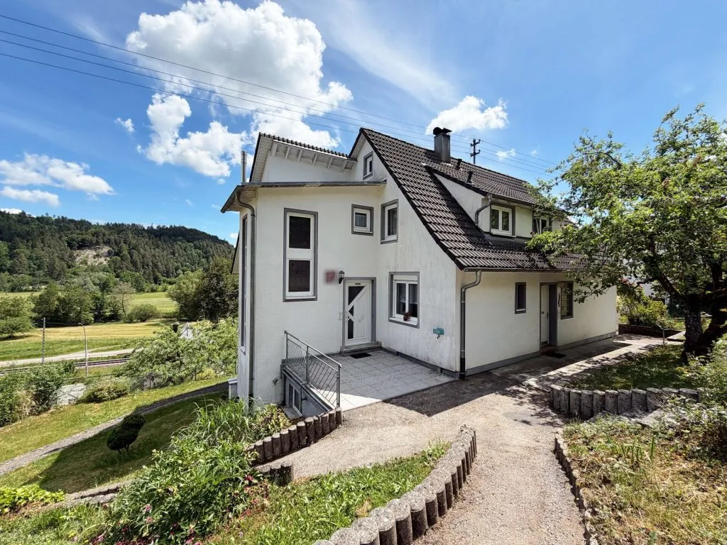 Immobilienangebot - Epfendorf - Alle - Sorry...leider reserviert. Familienhaus
mit 2 Wohnungen. 7 Zimmer. 183 m².
3 Garagen. WOW-Ausblick.