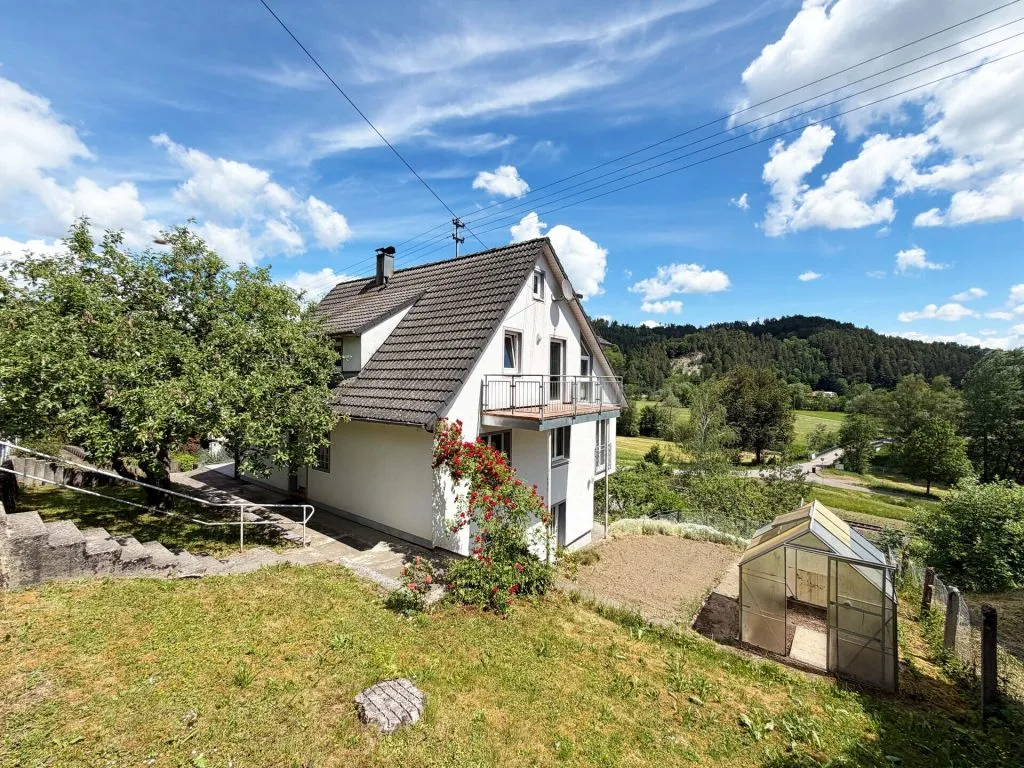 Immobilienangebot - Epfendorf - Alle - Sorry...leider reserviert. Familienhaus
mit 2 Wohnungen. 7 Zimmer. 183 m².
3 Garagen. WOW-Ausblick.