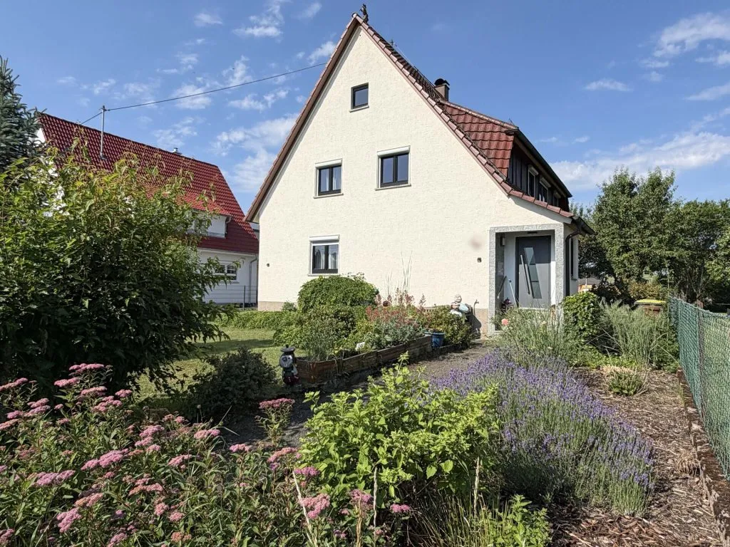 Immobilienangebot - Aldingen - Alle - Sorry...leider reserviert. 2 Wohnungen. 6 Zimmer
auf 163 m². Gartenoase. Terrassen. Garagen.