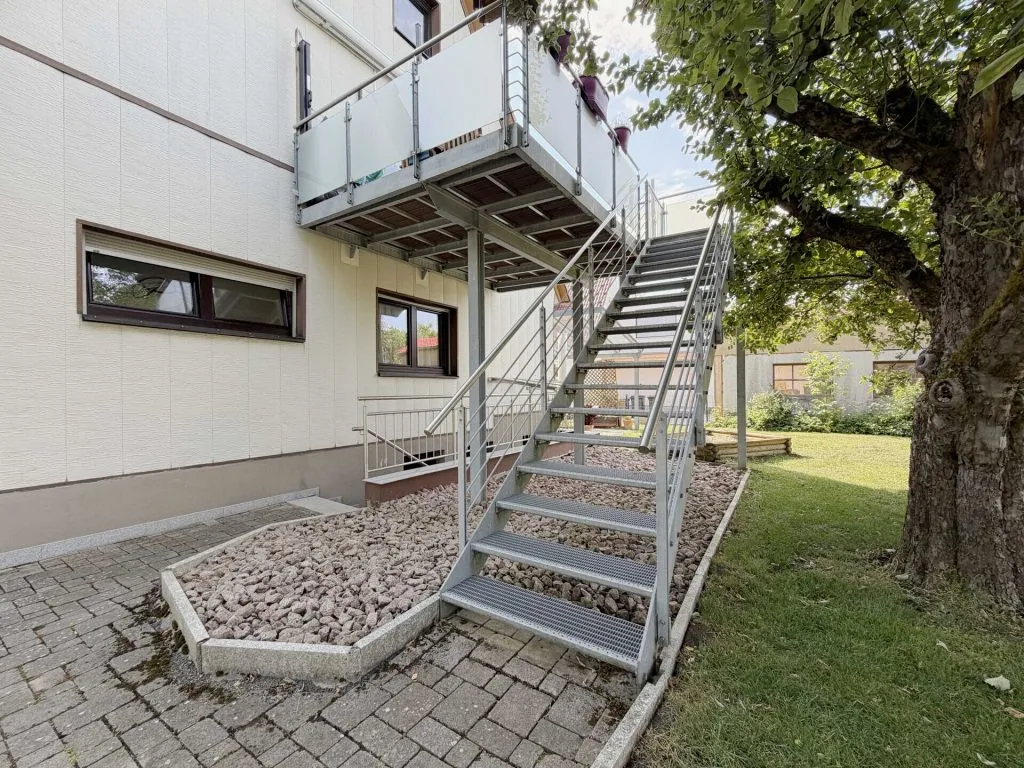 Immobilienangebot - Aldingen - Alle - Sorry...leider reserviert. 2 Wohnungen. 6 Zimmer
auf 163 m². Gartenoase. Terrassen. Garagen.