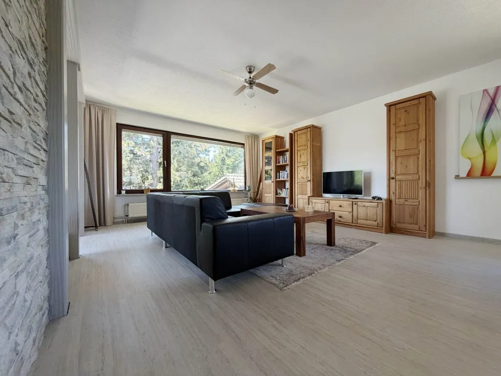 Immobilienangebot - Friedenweiler - Alle - Sorry...leider reserviert. Wohnen auf einer Ebene. 7 Zimmer. 206 m². Einliegerwohnung. 4 Garagen.
