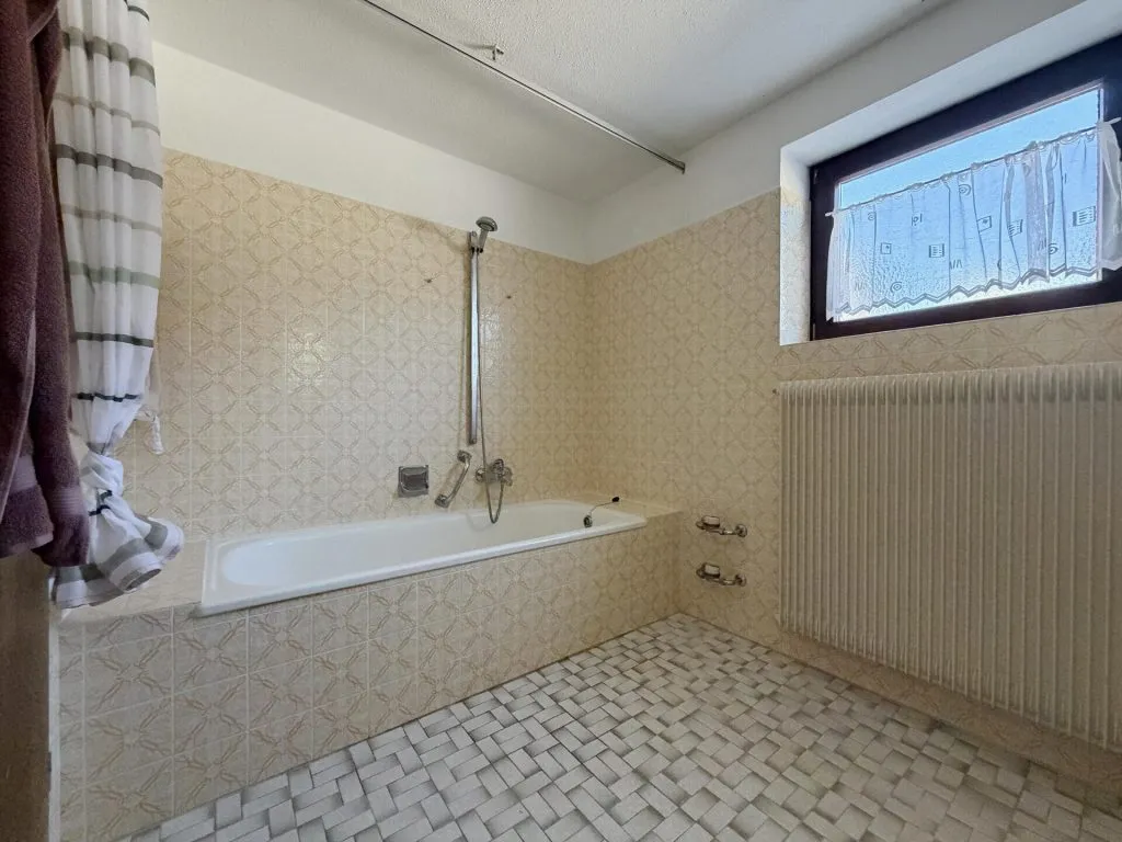 Immobilienangebot - Friedenweiler - Alle - Sorry...leider reserviert. Wohnen auf einer Ebene. 7 Zimmer. 206 m². Einliegerwohnung. 4 Garagen.