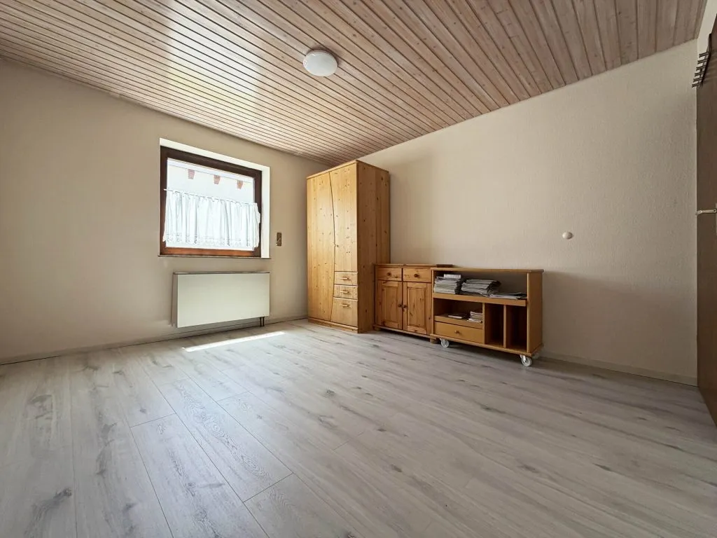 Immobilienangebot - Friedenweiler - Alle - Sorry...leider reserviert. Wohnen auf einer Ebene. 7 Zimmer. 206 m². Einliegerwohnung. 4 Garagen.