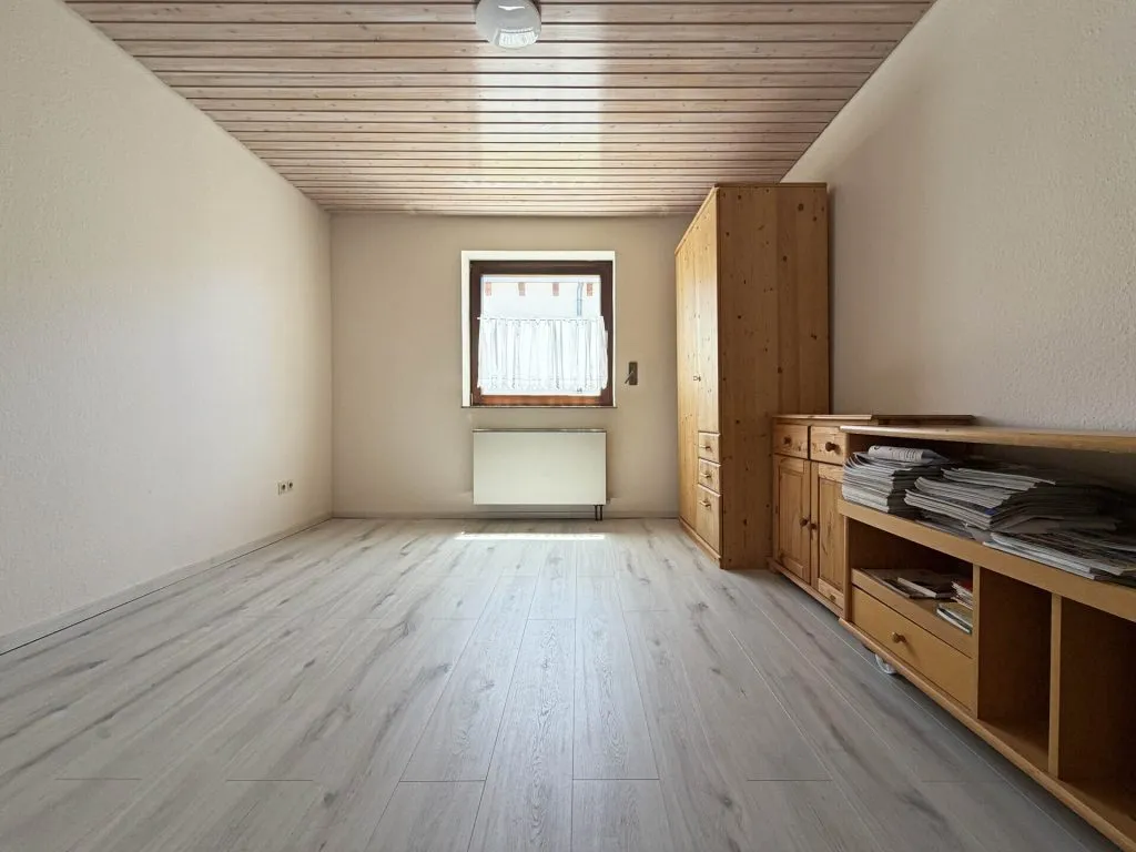Immobilienangebot - Friedenweiler - Alle - Sorry...leider reserviert. Wohnen auf einer Ebene. 7 Zimmer. 206 m². Einliegerwohnung. 4 Garagen.