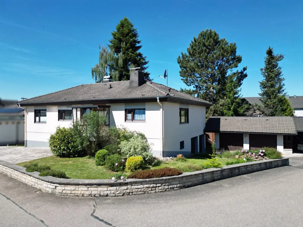 Immobilienangebot - Friedenweiler - Alle - Sorry...leider reserviert. Wohnen auf einer Ebene. 7 Zimmer. 206 m². Einliegerwohnung. 4 Garagen.