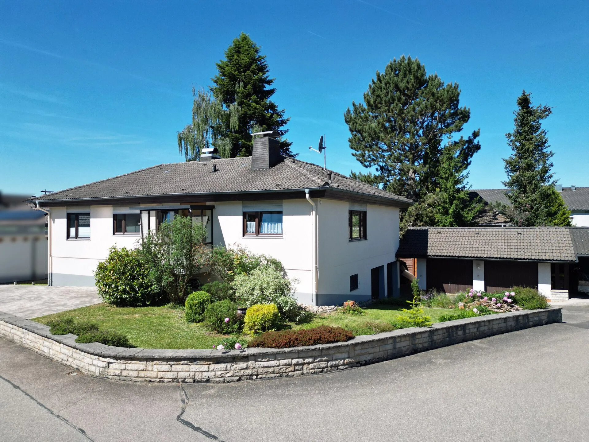 Immobilienangebot - Friedenweiler - Alle - Sorry...leider reserviert. Wohnen auf einer Ebene. 7 Zimmer. 206 m². Einliegerwohnung. 4 Garagen.