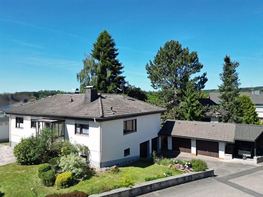 Immobilienangebot - Friedenweiler - Alle - Sorry...leider reserviert. Wohnen auf einer Ebene. 7 Zimmer. 206 m². Einliegerwohnung. 4 Garagen.