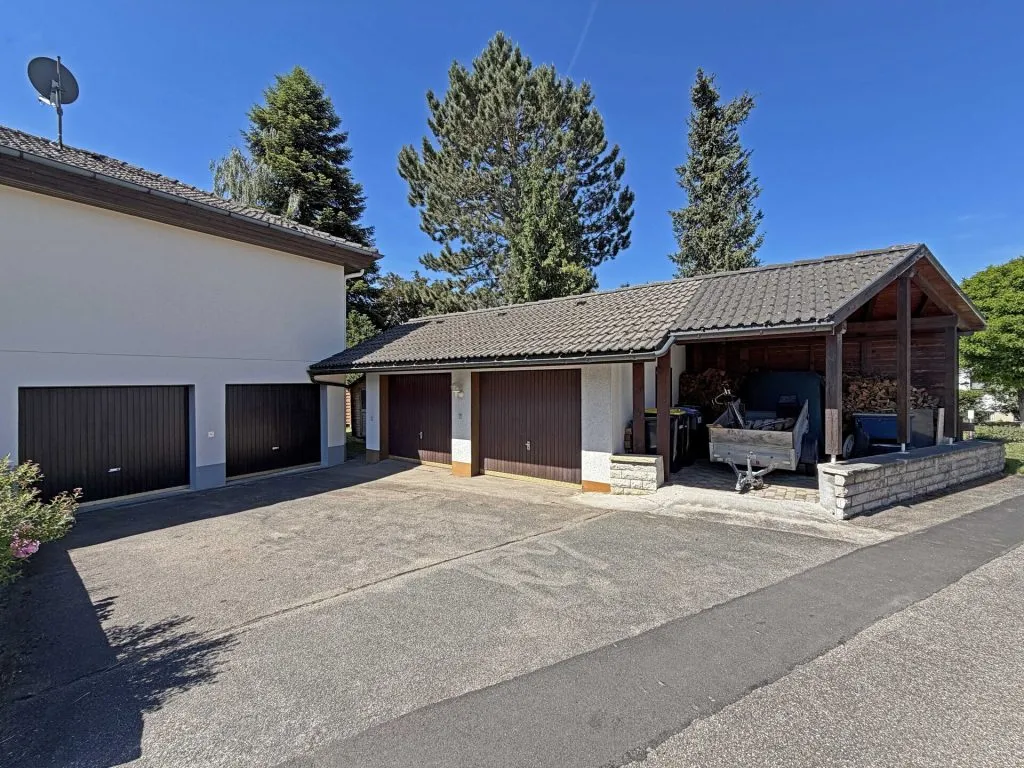 Immobilienangebot - Friedenweiler - Alle - Sorry...leider reserviert. Wohnen auf einer Ebene. 7 Zimmer. 206 m². Einliegerwohnung. 4 Garagen.