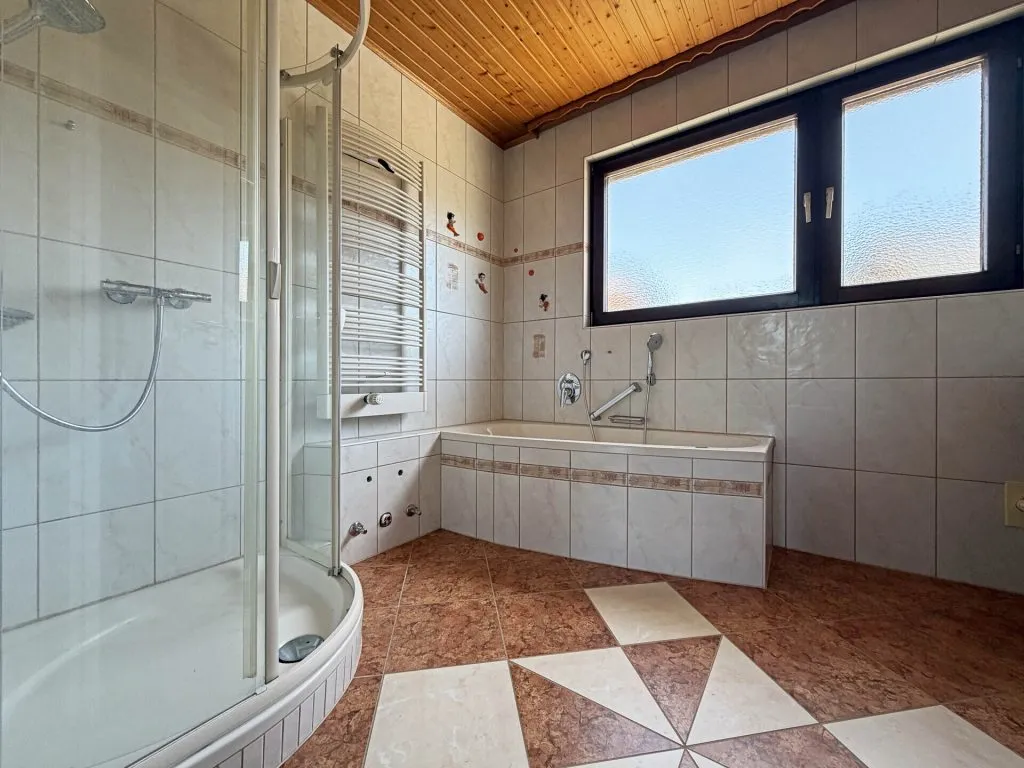 Immobilienangebot - Friedenweiler - Alle - Sorry...leider reserviert. Wohnen auf einer Ebene. 7 Zimmer. 206 m². Einliegerwohnung. 4 Garagen.