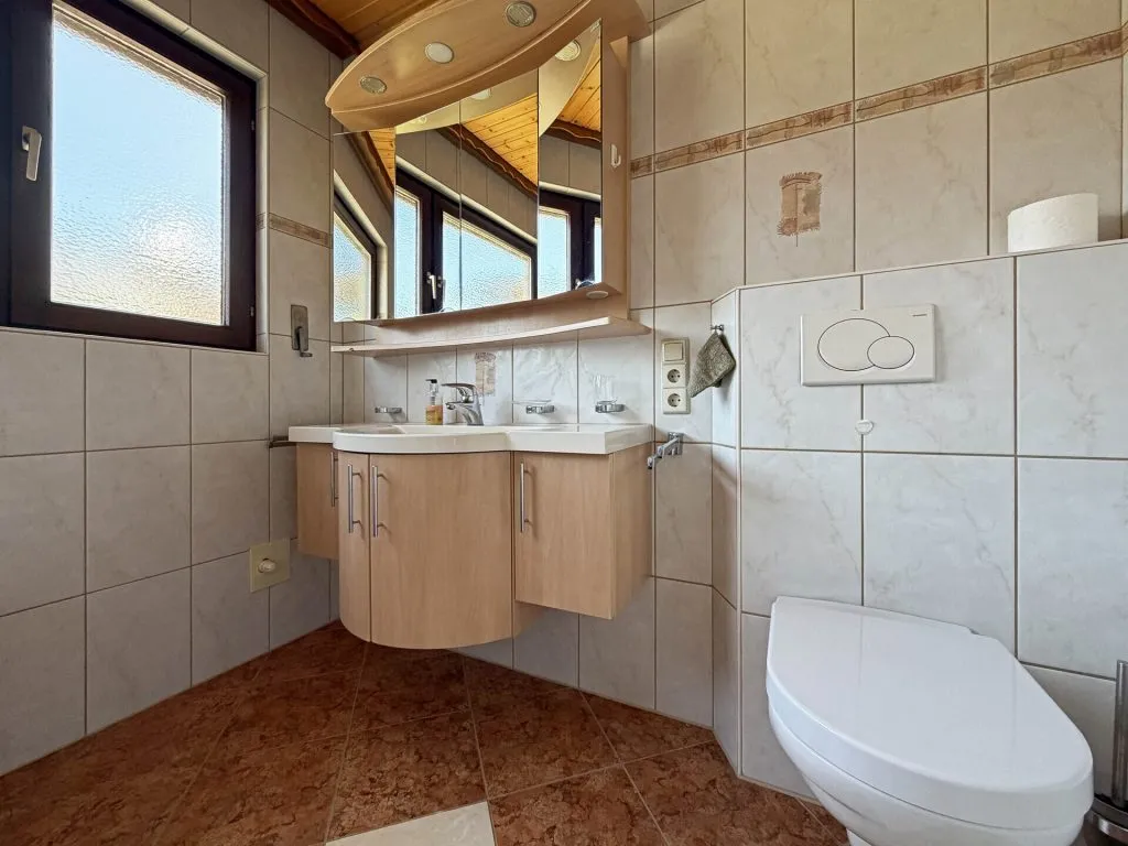 Immobilienangebot - Friedenweiler - Alle - Sorry...leider reserviert. Wohnen auf einer Ebene. 7 Zimmer. 206 m². Einliegerwohnung. 4 Garagen.