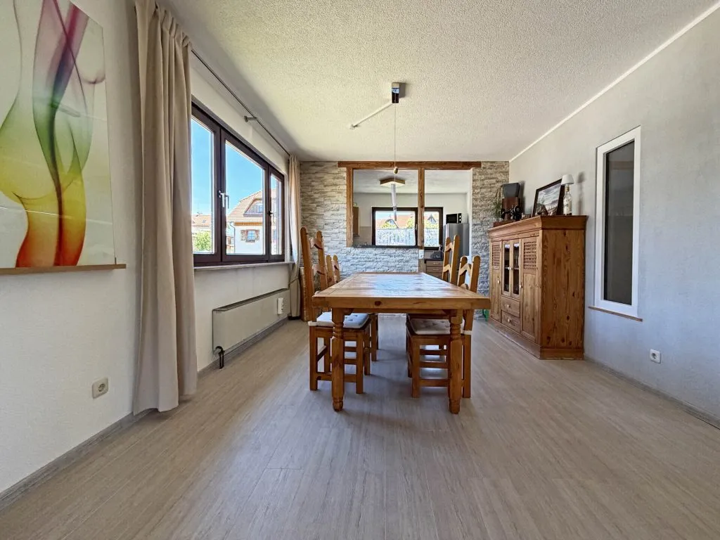 Immobilienangebot - Friedenweiler - Alle - Sorry...leider reserviert. Wohnen auf einer Ebene. 7 Zimmer. 206 m². Einliegerwohnung. 4 Garagen.